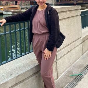 Cute little jumper with pockets for women.